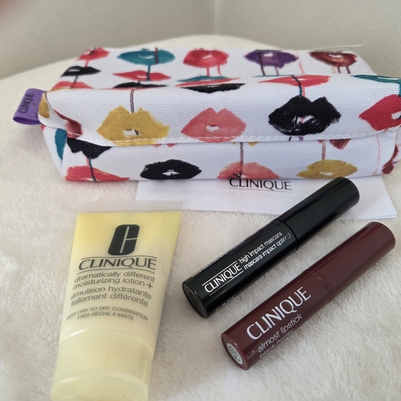 Clinique x Drawbertston Vibrant Lip Print Cosmetic Bag w/ Skincare & Makeup New - Picture 2 of 16